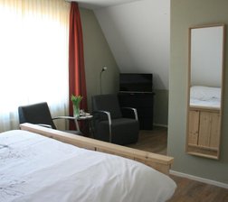 Bed and Breakfast 't Meulweegje kamer Noord, zitje en TV